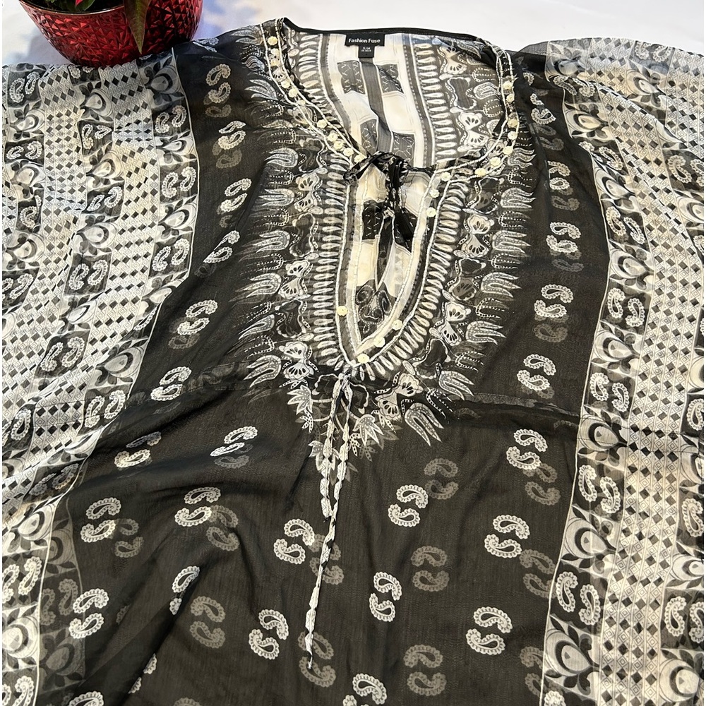Fashion Fuse brand swim coverup.  Black/white paisley print. Size S/M.